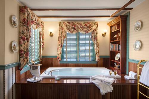 Ένα ή περισσότερα κρεβάτια σε δωμάτιο στο Captain's House Inn