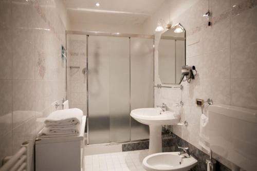 uma casa de banho com um chuveiro, um lavatório e um WC. em Hotel Bentivoglio Residenza D'Epoca em Bentivoglio