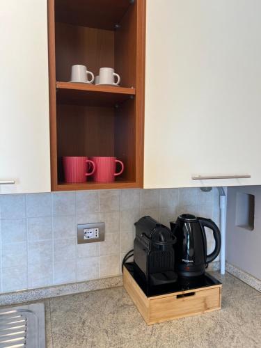 a coffee maker on a stand in a kitchen at La casa ai Laghetti in Montorio Veronese
