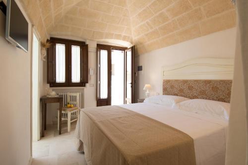 A bed or beds in a room at Antica Via Roma B&B E RELAX