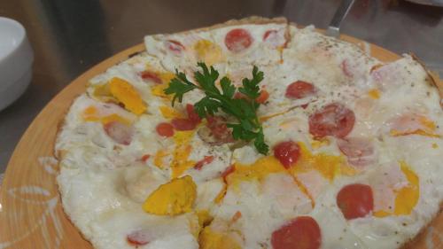 a pizza sitting on top of a wooden plate at Locanda San Marco in Torri del Benaco