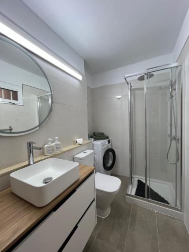 Un baño con inodoro, lavabo y ducha. en Heart of Las Americas, en Arona