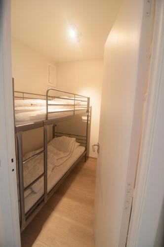 Una pequeña habitación con dos literas. en Duinenblik 3, en Nieuwpoort