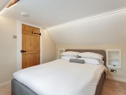 a bedroom with a large white bed with white pillows at Pass the Keys Newly renovated flat Sevenoaks High Street in Sevenoaks