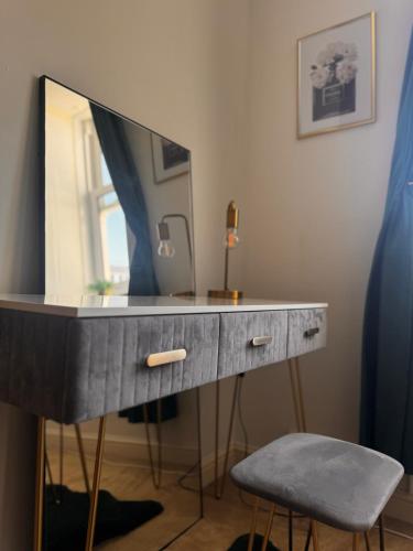 TV a/nebo společenská místnost v ubytování Serene Ocean Side Apartment BTN