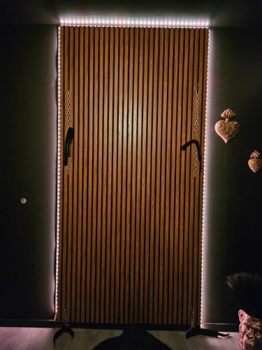 Saint-Vincent-de-PaulにあるMaison M Intime Roomの大きな木製のドア