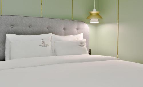 Кровать или кровати в номере Brown Dot Hotel Minam