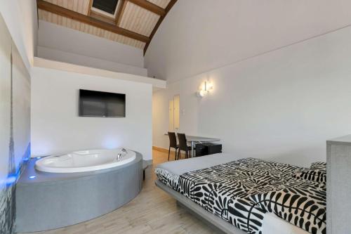 Una cama o camas en una habitación de Suite A Tema