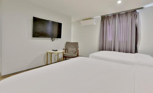 Телевизор и/или развлекательный центр в Brown Dot Hotel Minam