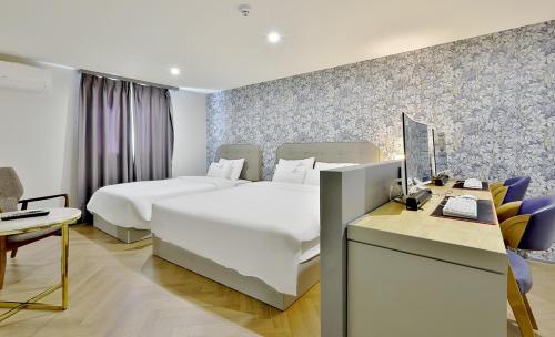 Кровать или кровати в номере Brown Dot Hotel Minam