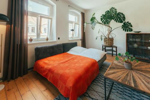 Postel nebo postele na pokoji v ubytování Ferienwohnung Gustav Kaiser Apartment - 60qm Design Fewo Zittauer Gebirge - Unterkunft in historischer Altstadt im Dreiländereck
