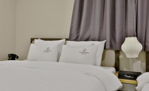 Кровать или кровати в номере Brown Dot Hotel Minam