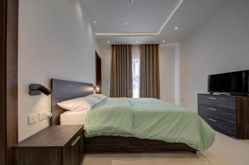 Krevet ili kreveti u jedinici u okviru objekta Casa Dell'Arte in Ghaxaq Rooftop Pool & Garage