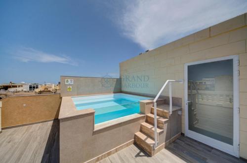 Πισίνα στο ή κοντά στο Casa Dell'Arte in Ghaxaq Rooftop Pool & Garage