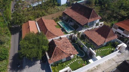 une vue aérienne d'une maison aux toits de tuiles dans l'établissement Villas Tirta Complex - Bingin, à Uluwatu