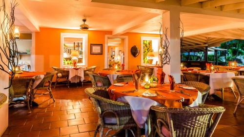 - un restaurant avec des tables et des chaises dans une salle dans l'établissement Mariners Hotel, à Calliaqua