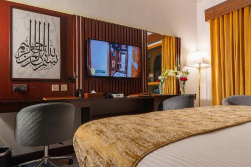 Télévision ou salle de divertissement dans l'établissement Dar Al Taqwa Hotel