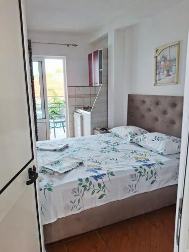 Un dormitorio con una cama y una cocina. en Apartman Oaza 1, en Ulcinj