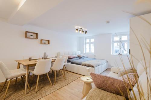 a bedroom with a bed and a table and chairs at Stilvolles Wohnen am Ziegeltor - Für Gruppen, Pärchen und Singles in Amberg