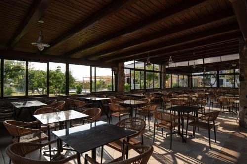 Un restaurante u otro lugar para comer en Hotel Pontos