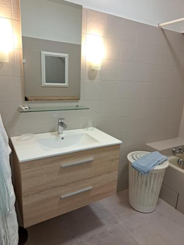 une salle de bain avec un lavabo et un miroir dans l'établissement VILLA T2, à Gréoux-les-Bains