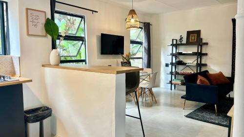 TV a/nebo společenská místnost v ubytování LoerieRoep Estate - Mountainview Selfcatering Accommodation Nelspruit