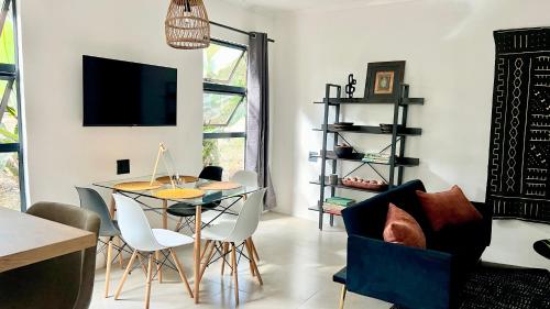 TV a/nebo společenská místnost v ubytování LoerieRoep Estate - Mountainview Selfcatering Accommodation Nelspruit
