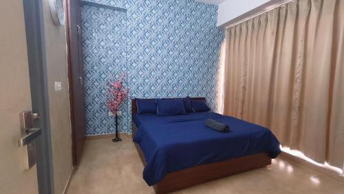 Un ou plusieurs lits dans un hébergement de l'établissement Luxuries Stay in Noida with Swimming Pool #Night Club #Party #Cafe at Mall - GHUMLOO