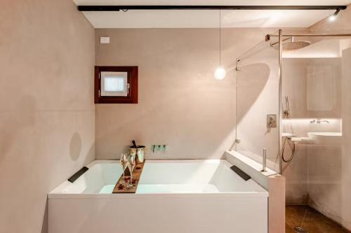 Venice Luxury Suite - Private Jacuzzi and Design photo 5