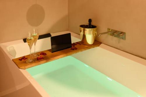 Venice Luxury Suite - Private Jacuzzi and Design photo 17
