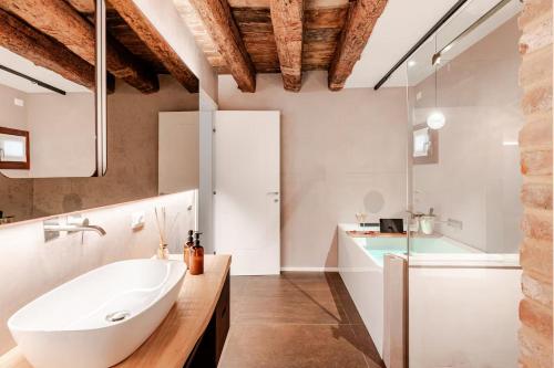 Venice Luxury Suite - Private Jacuzzi and Design photo 4