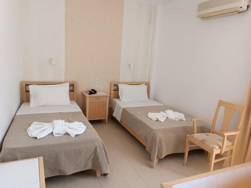 a room with two beds with towels on them at ΣΕΡΙΦΟΣ ΜΠΙΤς in Livadion