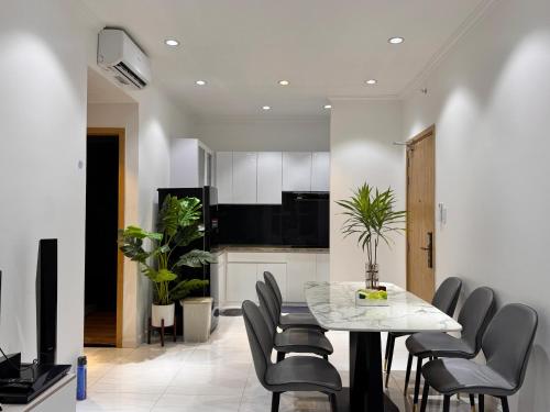 a kitchen and dining room with a table and chairs at Lá Homestay Apartment in Long Xuyên