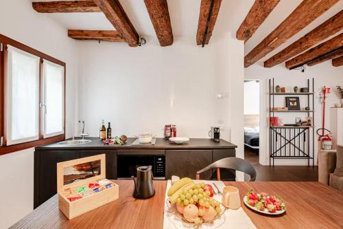 Venice Luxury Suite - Private Jacuzzi and Design photo 12