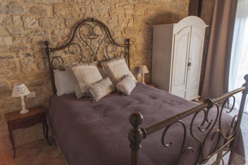 Borgo di Vezzano في كالينسانو: غرفة نوم بسرير معدني مع مخدات