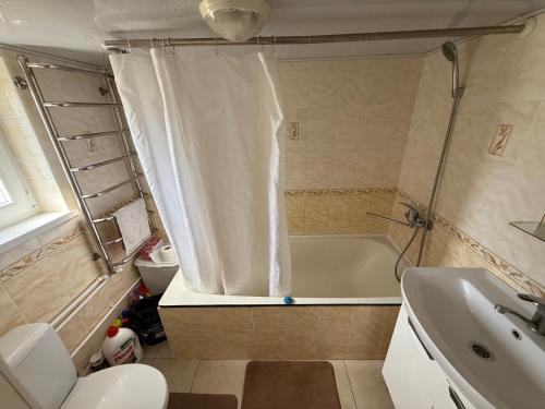 Koupelna v ubytování EthnoVilla - A comfortable Moldovan house for a peaceful and relaxing stay Молдавский, уютный дом для отдыха