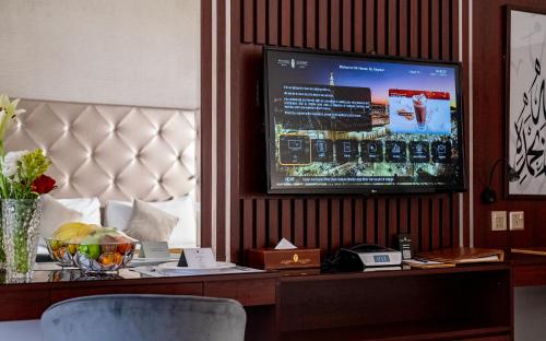 Télévision ou salle de divertissement dans l'établissement Dar Al Taqwa Hotel