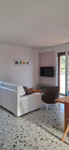 un salon avec un canapé blanc et une table dans l'établissement haut de Villa Fumseck climatisé, à Toulon