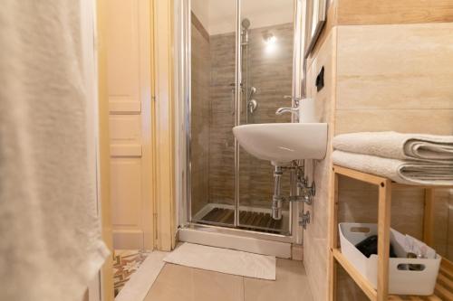 Ένα μπάνιο στο Vera Rooms