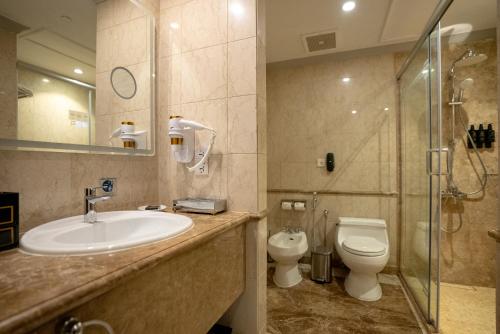 Salle de bains dans l'établissement Dar Al Taqwa Hotel