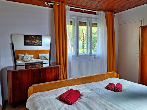 Katil atau katil-katil dalam bilik di Rural Retreat- Kmečki oddih