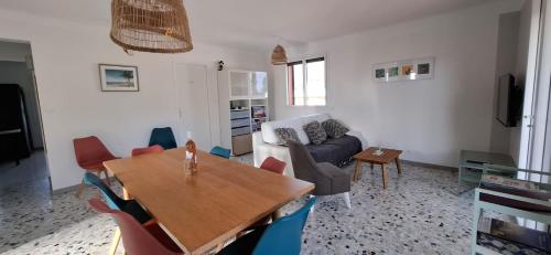 ein Wohnzimmer mit Tisch und Couch in der Unterkunft haut de Villa Fumseck climatisé in Toulon