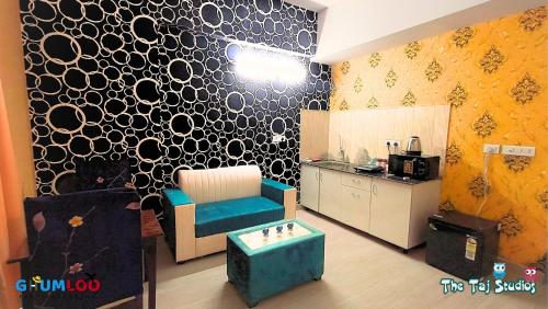Afbeelding uit fotogalerij van Swimming Pool with Full Equipped Studio Apartment in Noida