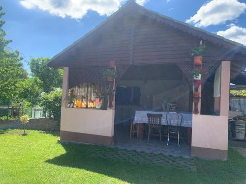 Taman di luar Casa Putna