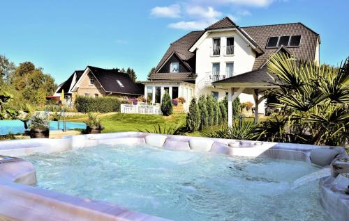 a hot tub in front of a house at Ferienwohnung Nepperminusedom in Neppermin