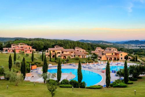 Una vista aérea de un complejo turístico con una gran piscina. en Apartments in Pian dei Mucini - Toskana 48280, en Podere Pian Mucini