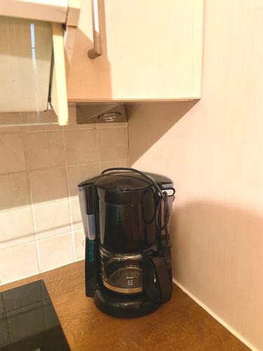 a black blender sitting on top of a kitchen counter at Village de vacances oignies in Oignies-en-Thierache