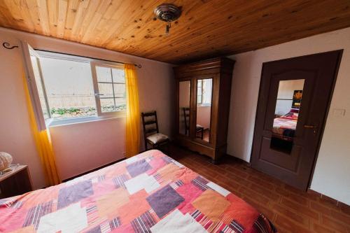 une chambre avec un grand lit et une fenêtre dans l'établissement Appartement éco-responsable avec piscine, à Châteaudouble