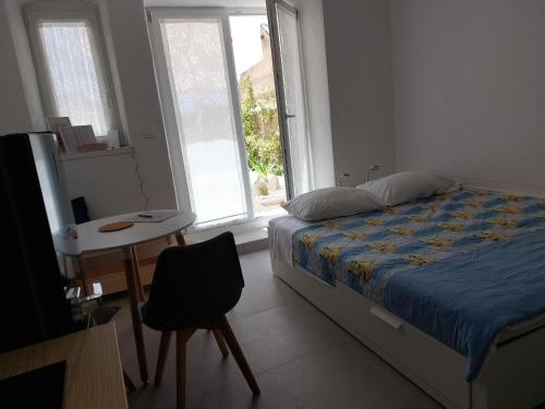 En eller flere senge i et værelse på SECRET GARDEN Komiza