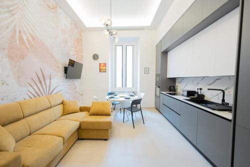 una sala de estar con un sofá y una mesa en Casa Gemma Rome, en Roma